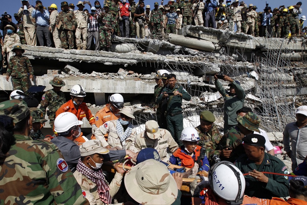 Τριάντα έξι νεκροί από την κατάρρευση κτιρίου στην Καμπότζη