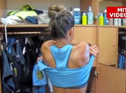 Αστυνομικίνες τα πετάνε όλα και χορεύουν προκλητικά προκαλώντας εγκεφαλικά