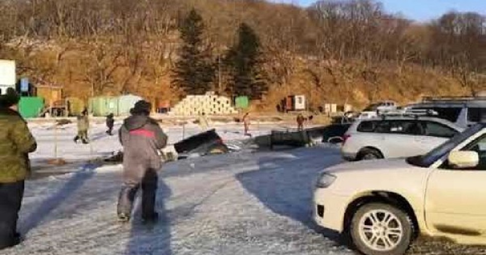 Στρώμα πάγου σπάει και… 45 αυτοκίνητα βυθίζονται στο παγωμένο νερό (vid)