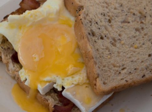 Προσοχή με τα μελάτα αυγά: Τι πρέπει να ξέρετε για λόγους υγείας