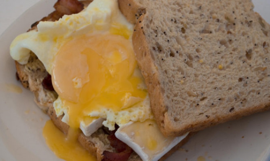 Προσοχή με τα μελάτα αυγά: Τι πρέπει να ξέρετε για λόγους υγείας