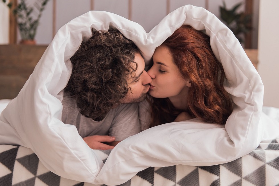 Βαρέθηκες το κρεβάτι με το σύντροφό σου; 8 τρόποι για να ανανεωθείτε