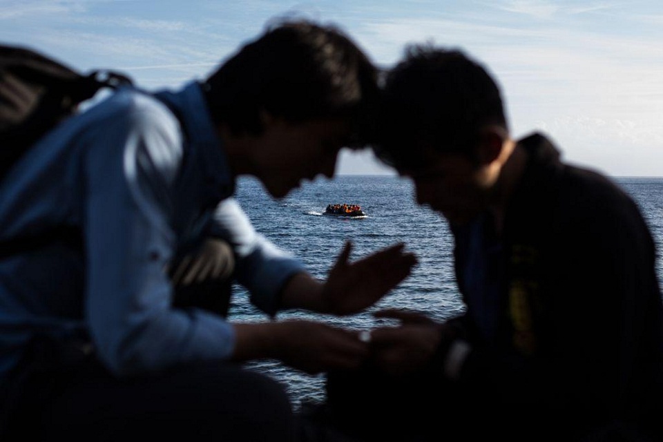 Προσφυγικό ώρα μηδέν: Νέο ναυάγιο με 12 νεκρούς – Οι τοπικές κοινωνίες και το αμφιλεγόμενο κυβερνητικό σχέδιο