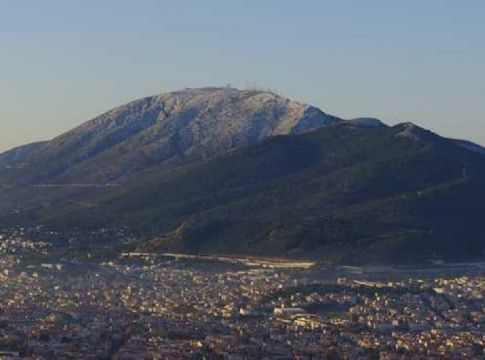 Υμηττός, αυτός ο… άγνωστος: Ο απίστευτος πλούτος του βουνού της Αθήνας – Δάσος, σπήλαια, φαράγγια