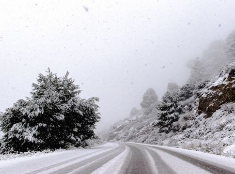 Τσουχτερό κρύο και χιόνια στην Αττική φέρνει ο «Ηφαιστίων»