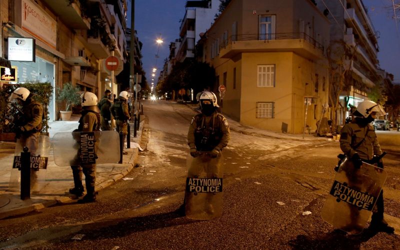 Στα άκρα η βεντέτα ΕΛ.ΑΣ με αντιεξουσιαστές, οδηγούνται στην Ευελπίδων οι συλληφθέντες