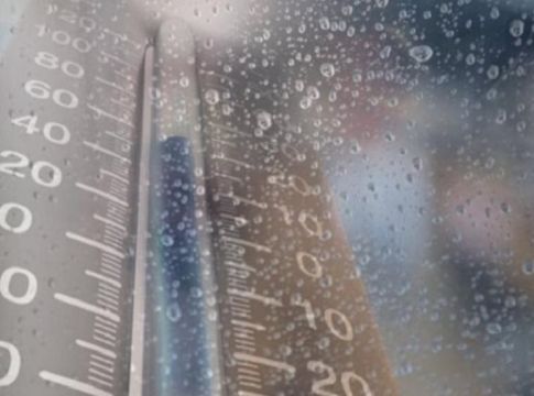 Ο κορωνοϊός θα προκαλέσει… καύσωνες, πλημμύρες και καταιγίδες!