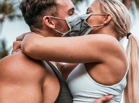 Απίστευτοι! Οι influencers εκμεταλλεύονται τον κοροναϊό και κάνουν μόδα τις μάσκες [εικόνες]