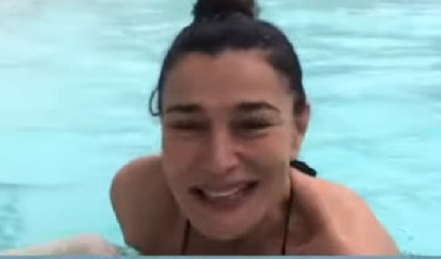 Η Μαρία Ναυπλιώτου κάνει μπάνιο σε εξωτερική πισίνα, με 3 βαθμούς και ενώ χιονίζει [βίντεο]