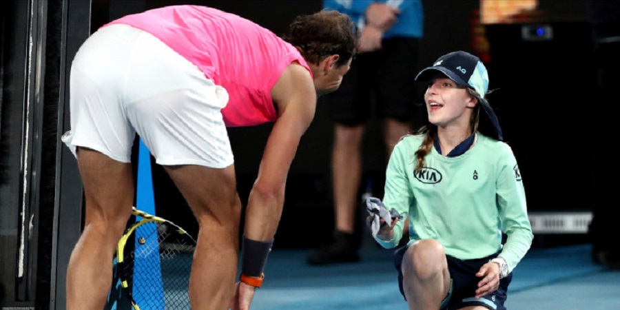 Australian Open: Ο Ναδάλ χτύπησε κατά λάθος ball girl με το μπαλάκι –Της ζήτησε συγγνώμη με ένα φιλί [βίντεο]