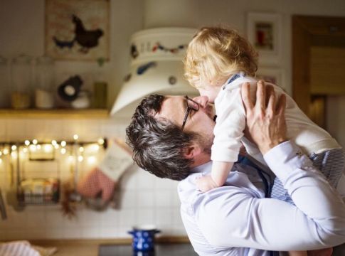 «Πριν μπείτε στο σπίτι, χαμογελάστε»: Αυτός ο μπαμπάς έγινε viral με μια απλή συμβουλή που μπορεί να αλλάξει ζωές