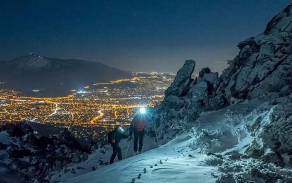 Βράδυ στην χιονισμένη βουνοκορφή της… Πεντέλης: Απίστευτες εικόνες μια «ανάσα» από την Αθήνα (pics)