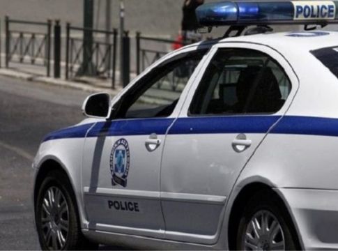 Εισβολή αγνώστων με αυτοκίνητο σε κατάστημα στο Αιγάλεω