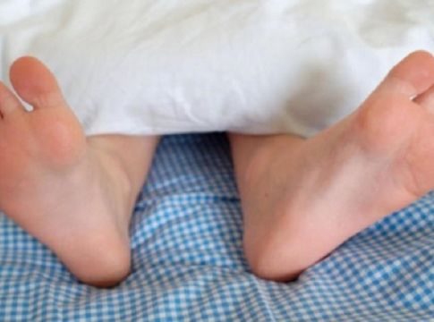 Ξύπνησε και είδε τον διαρρήκτη να… του γλείφει τα πόδια