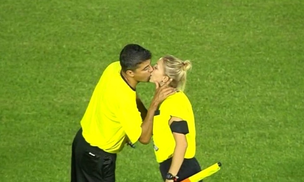 Διαιτητές φιλήθηκαν στο... στόμα στη Βραζιλία! (vid) - to10.gr