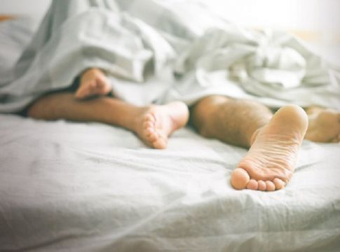 Πεθερά πήγε μήνα του μέλιτος με το ζευγάρι και έμεινε έγκυος από τον γαμπρό