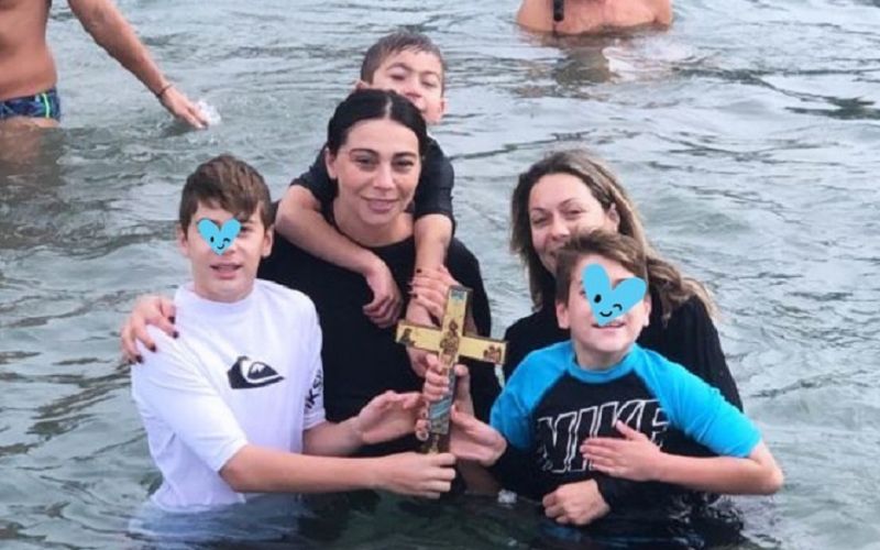 Οικογένεια Σπανούλη: Βούτηξε και έπιασε τον σταυρό (pic)