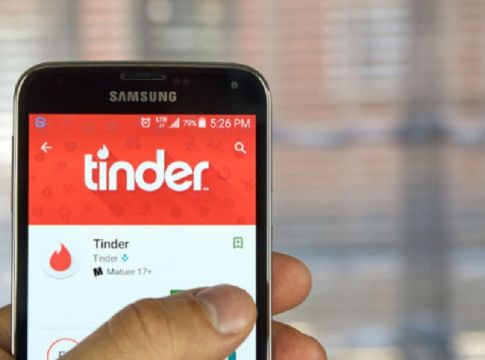Το Tinder προσθέτει «κουμπί πανικού» στην εφαρμογή του – Για όσους νιώθουν ανασφαλείς σε ένα ραντεβού
