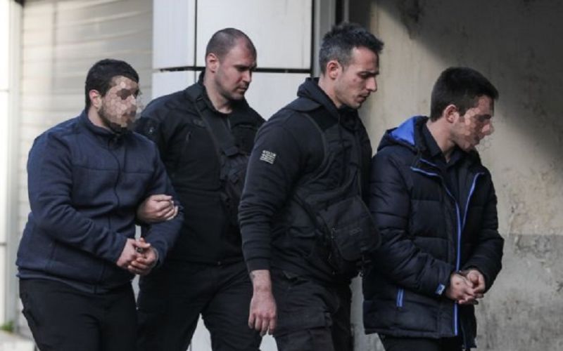 Δολοφονία Τοπαλούδη : Η άσεμνη χειρονομία του κατηγορούμενου έξω από το δικαστήριο