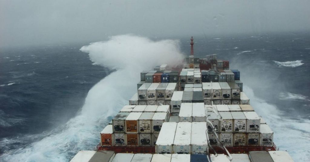 «Ηφαιστίων» : Έδεσε το ρυμουλκό στο ακυβέρνητο πλοίο – Αγώνας για ρυμούλκηση