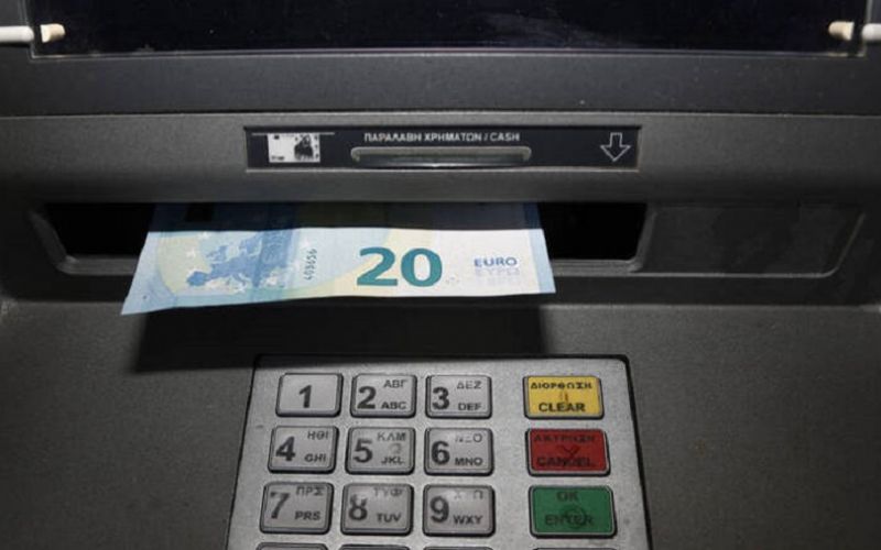 Τι συμβαίνει με τις υπερβολικές χρεώσεις των τραπεζών