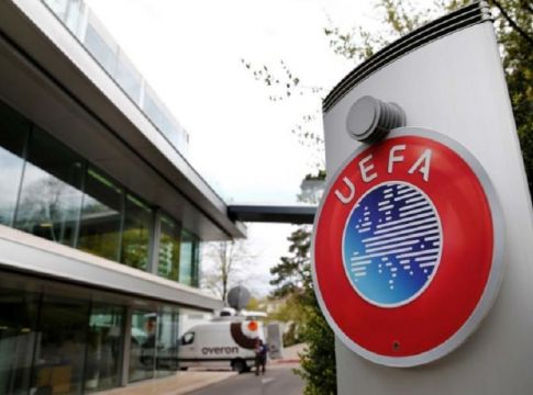 H UEFA ορίζει το «σφύριγμα» της λήξης