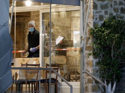 Θρίλερ στη Βάρη: «Βεντέτα» η διπλή εκτέλεση στην ταβέρνα