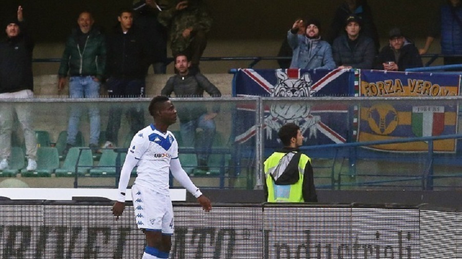 Απαγόρευση εισόδου σε όλα τα ευρωπαϊκά γήπεδα για οπαδό εξαιτίας ρατσιστικής επίθεσης στον Μπαλοτέλι