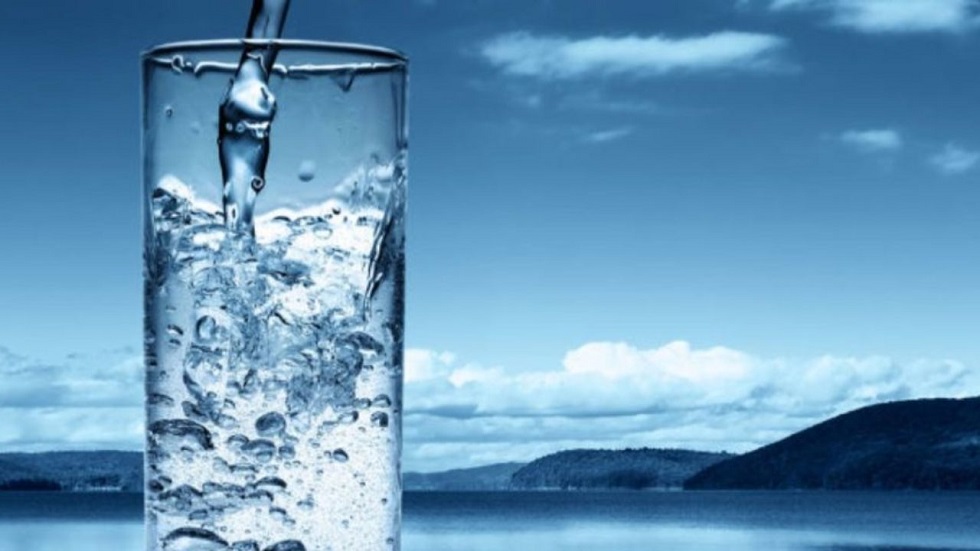 Ένα ποτήρι νερό μόλις σηκωθείτε και όλα θα πάνε καλά. Τα οφέλη του νερού στην υγεία μας.
