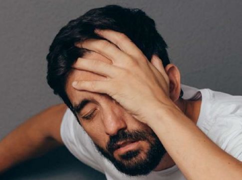 Ζαλάδα όταν ξυπνάτε: Μην το αγνοείτε – Όλες οι πιθανές αιτίες