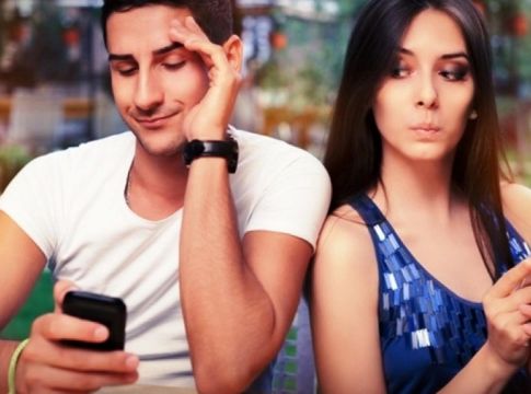 Ποιες είναι οι γυναίκες που «σκαλίζουν» το κινητό σου;