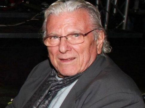 Θεοδώρα Βουτσά : Στον τάφο του πατέρα της με την κόρη της για τα εξάμηνα