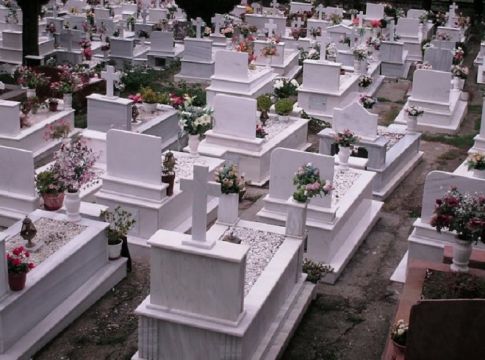 Αγνωστοι λεηλάτησαν πάνω από 100 τάφους στο Άργος