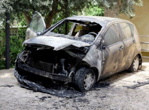 Νέα εμπρηστική επίθεση : Έκαψαν δύο αυτοκίνητα στην Πετρούπολη