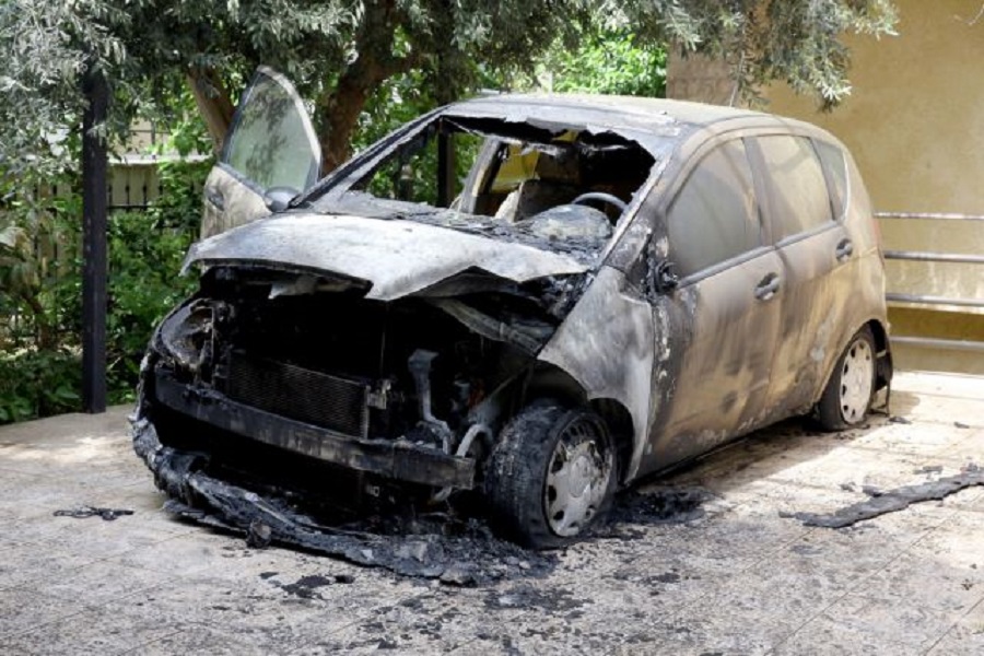 Νέα εμπρηστική επίθεση : Έκαψαν δύο αυτοκίνητα στην Πετρούπολη