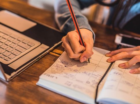 Ποια ζώδια είναι οργανωτικά; Τι πρέπει να ξέρει κάθε ζώδιο για να πάει καλά στα επαγγελματικά;