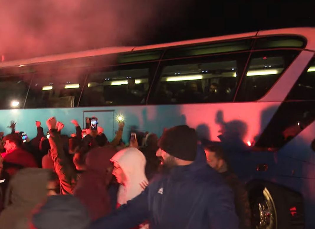 Η άφιξη του Ολυμπιακού στο Ηράκλειο και η αποθεωτική υποδοχή (vid) | to10.gr Η άφιξη του Ολυμπιακού στο Ηράκλειο και η αποθεωτική υποδοχή (vid) | to10.gr