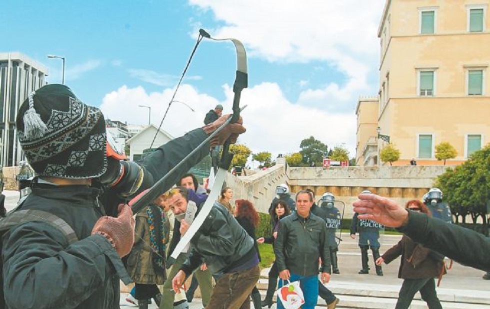 Συνελήφθησαν από την αντιτρομοκρατική ο δραπέτης «τοξοβόλος του Συντάγματος» και δύο γυναίκες