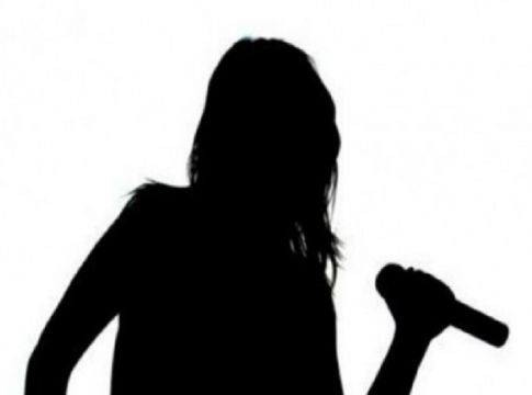 Πασίγνωστη τραγουδίστρια χωρίζει μετά από 7 χρόνια γάμου