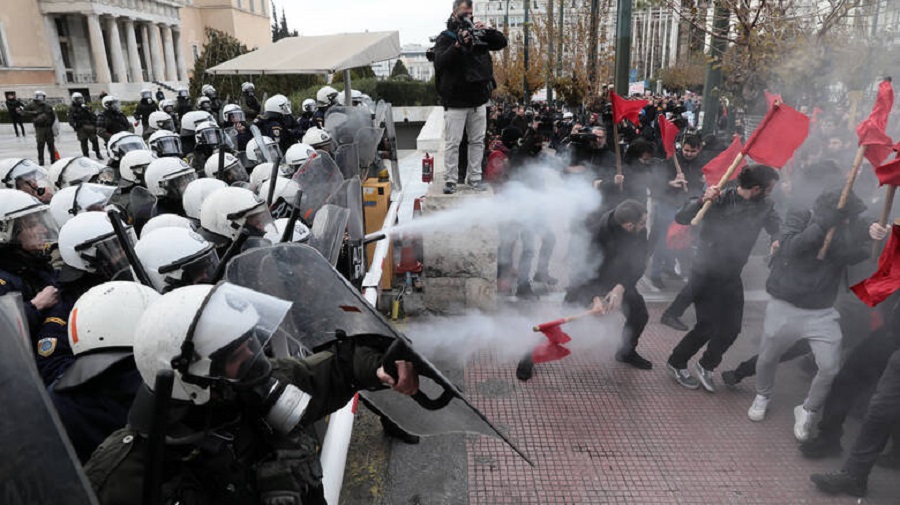 Χημικά και επεισόδια στο εκπαιδευτικό συλλαλητήριο στο Σύνταγμα