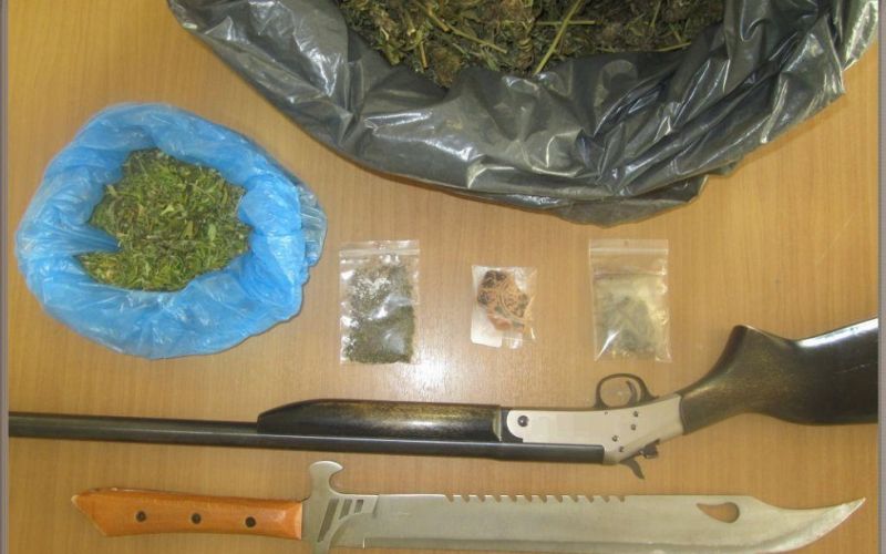 Λαμία: Χασίς, όπλα και αρχαία είχε στο σπίτι του 48χρονος