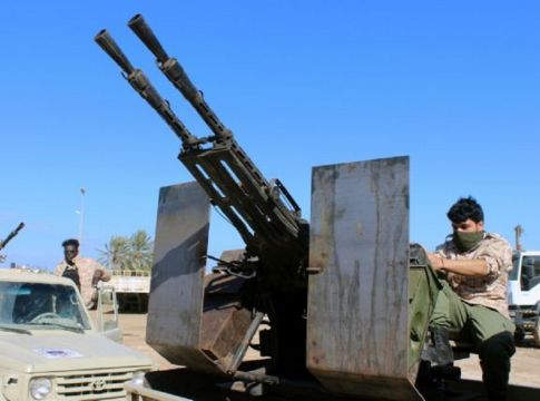 Λιβύη : Ο Χαφτάρ σφυροκοπά την Τρίπολη – Άγριες συγκρούσεις με νεκρούς