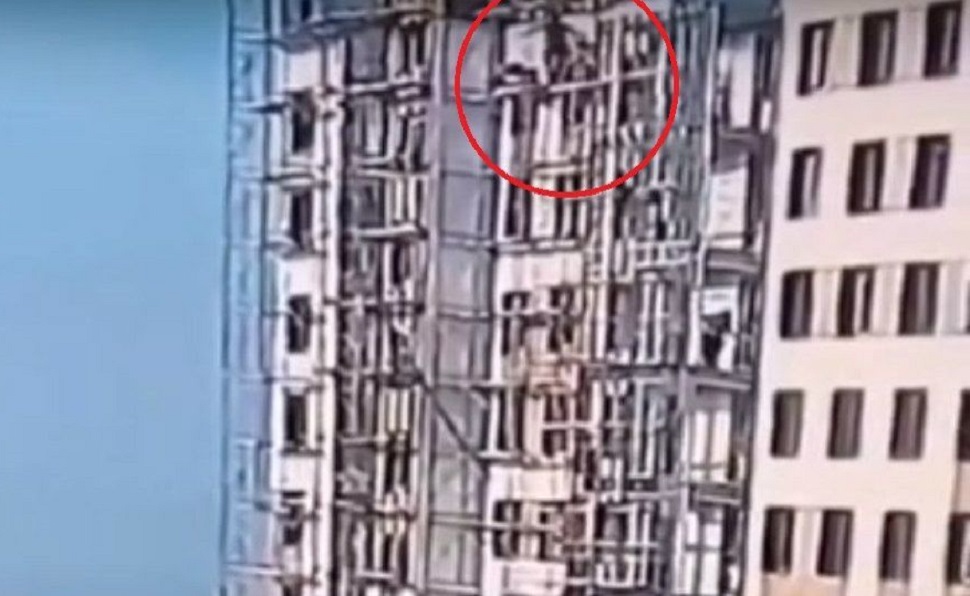 Βίντεο – σοκ: Πέφτουν από τον 9ο όροφο και σώζονται