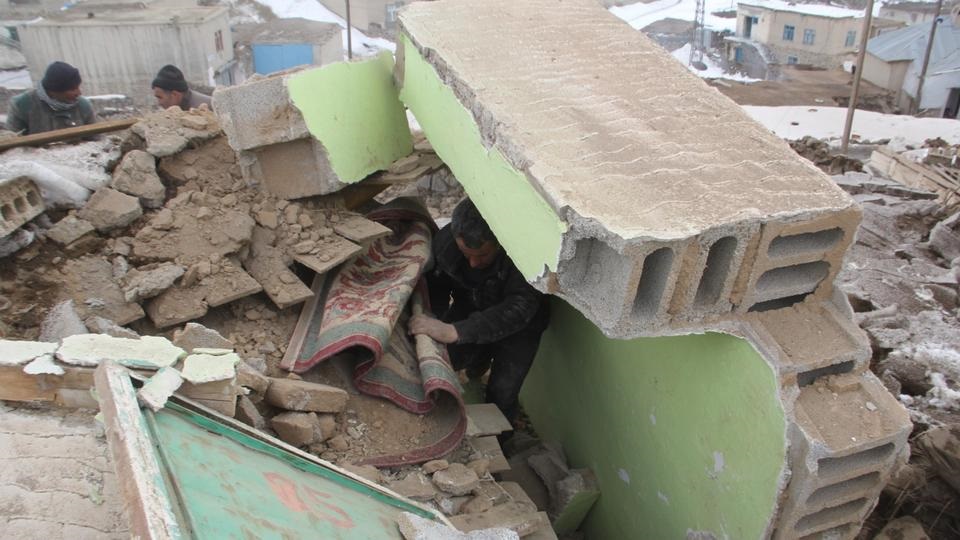 Φονικός σεισμός στην Τουρκία: Στους εννέα οι νεκροί – Αγωνία για τους εγκλωβισμένους