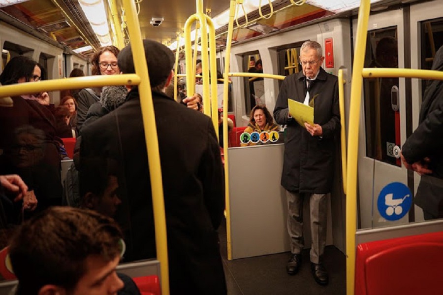 Δεν θα μπορούσε να συμβεί ΠΟΤΕ στην Ελλάδα…Ο κύριος με τον κίτρινο φάκελο μέσα στο μετρό (ΦΩΤΟ)
