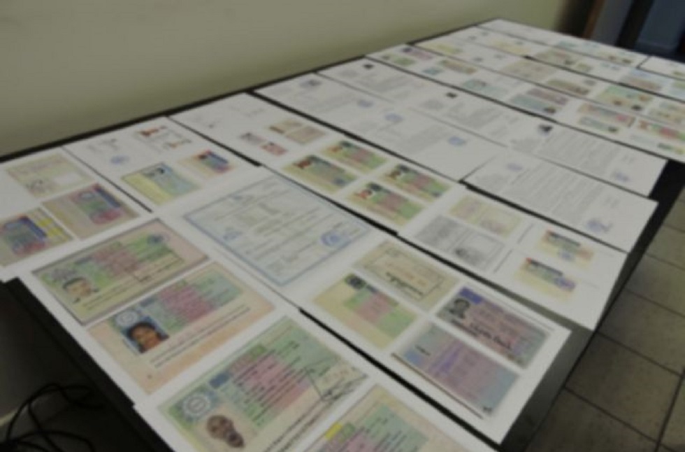 Απίστευτο κύκλωμα πλαστογράφησης διαβατηρίων με συμμετοχή έξι αστυνομικών