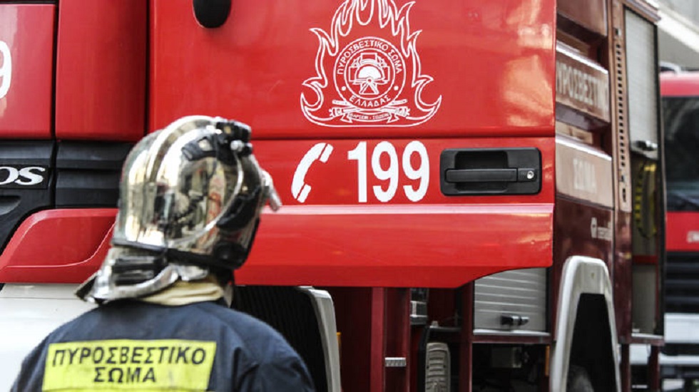 Θεσσαλονίκη : Υπό μερικό έλεγχο η φωτιά σε ισόγειο διαμέρισμα