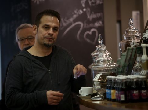 H παρωδία συνεχίζεται