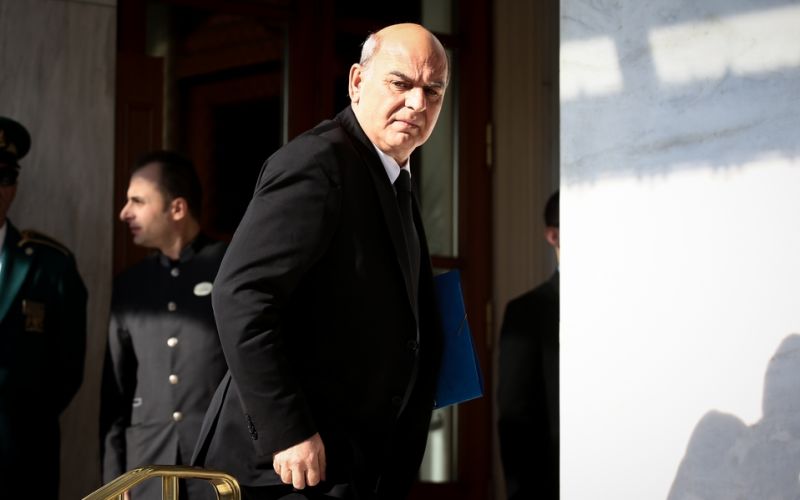 Πάει ταξιδάκι στη Νιόν ο Γραμμένος