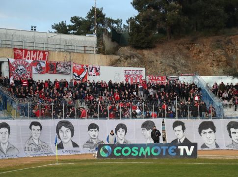 Λαμία – Ολυμπιακός: Με το πανό για τα θύματα της Θύρας 7 στο πέταλο οι οπαδοί των «ερυθρόλευκων» (vid & pics)